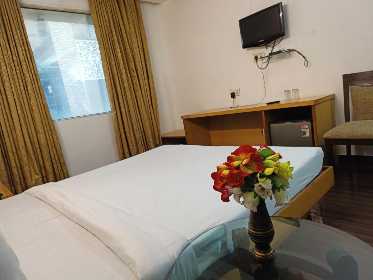 โฮเต็ล ทีเจเอส รอแยล Hotel เดลี ภายนอก รูปภาพ